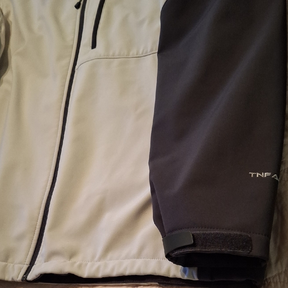 The North Face Men's Black and White Performance Jacket - Picture 5 of 13